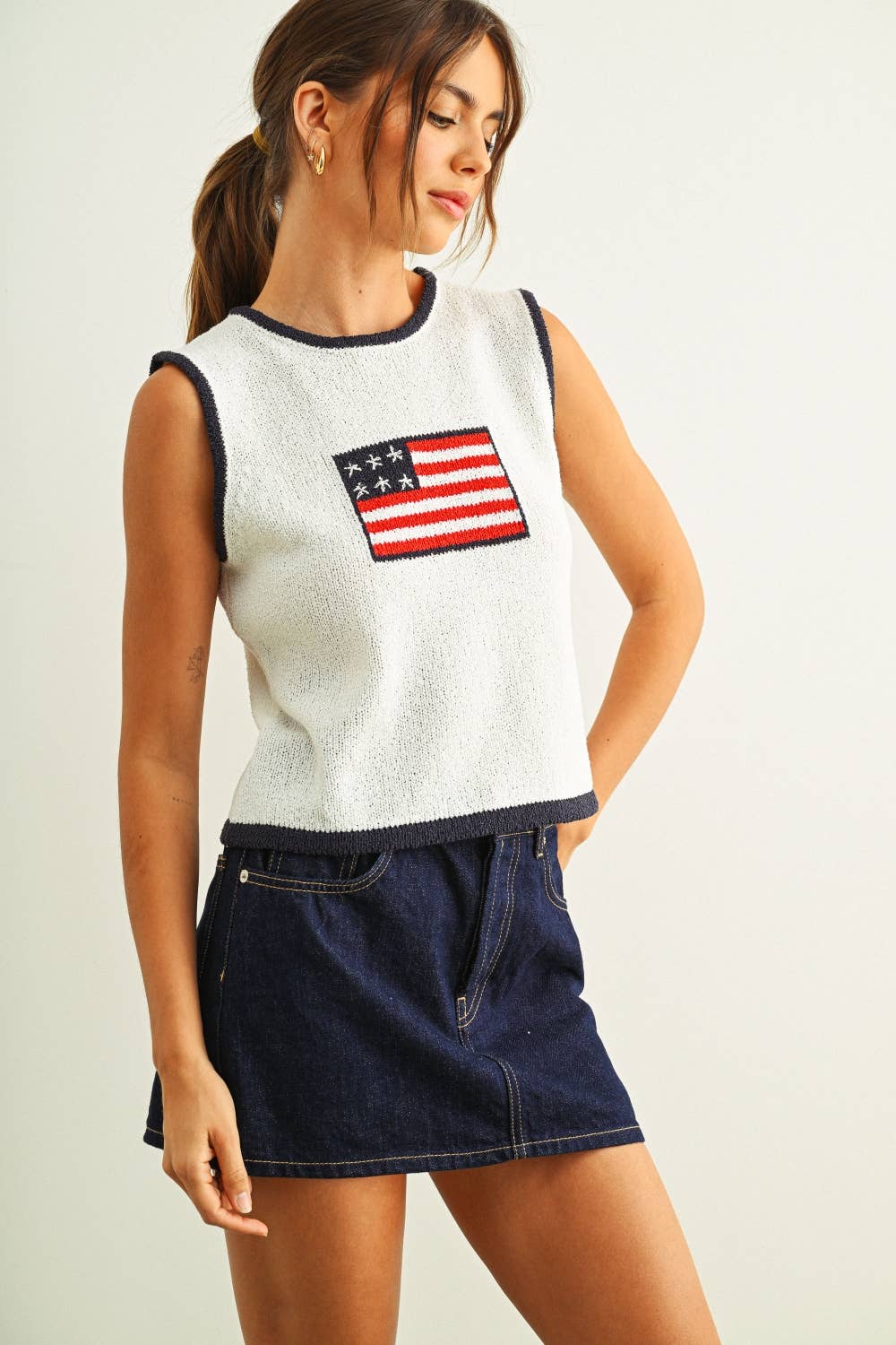 Contrasted piping Flag Knit Sweater Tan