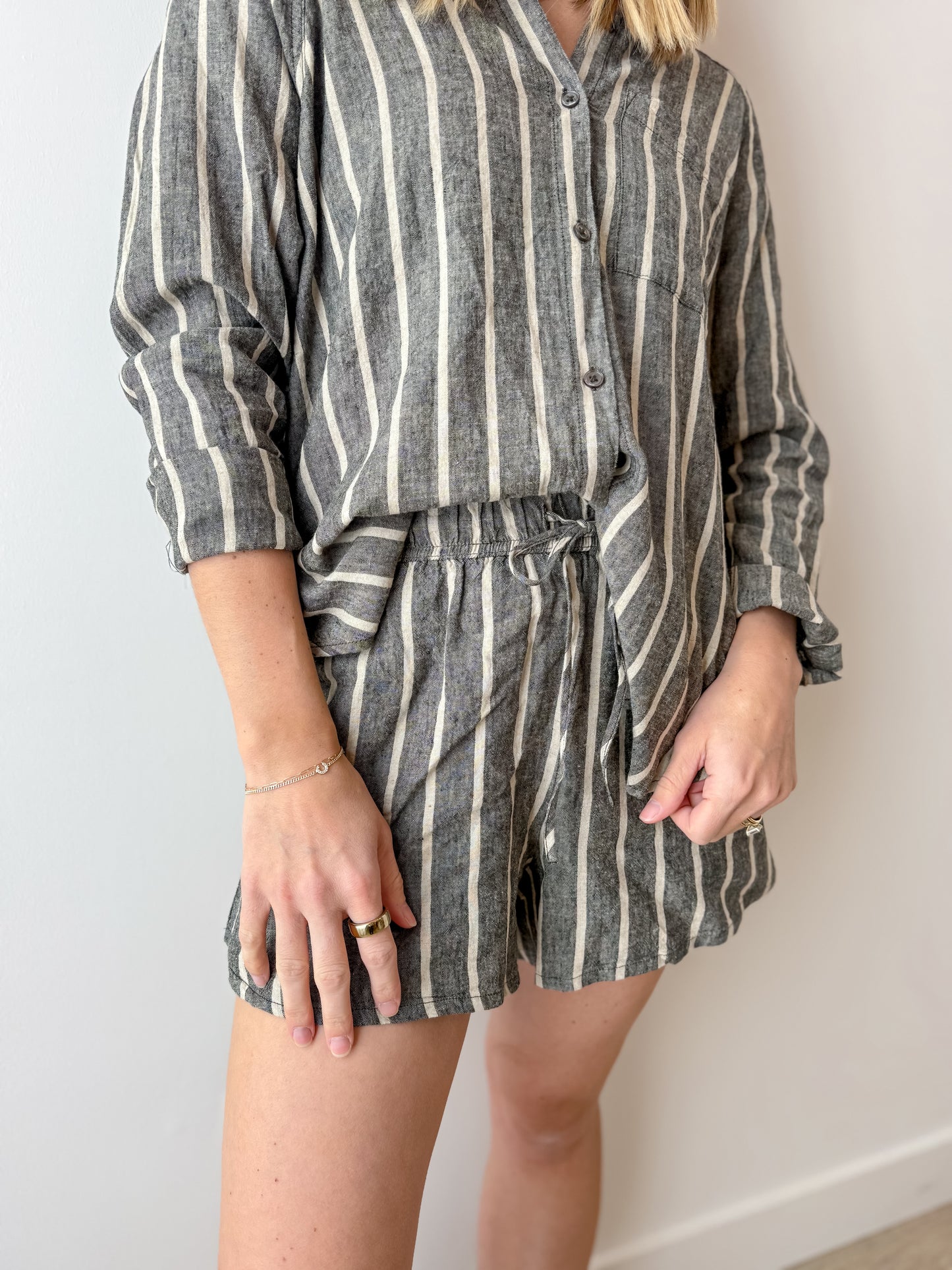 The Perfect Line Short - Black/Cream Stripe